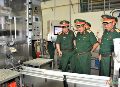 Thượng tướng Phạm Hoài Nam làm việc tại Nhà máy Z121